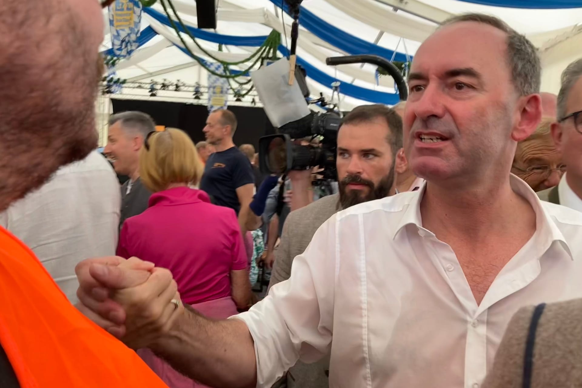 Hubert Aiwanger im Bierzelt in Grasbrunn: "Das bestätigt, was ich schon immer gesagt habe. Dass die Anschuldigungen Quatsch sind."