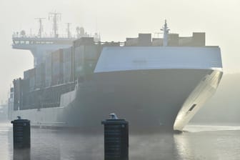 Containerschiff bei Nebel im Nord-Ostsee-Kanal (Symbolbild): Die Polizei suchte mit einem Großaufgebot nach dem Vermissten.