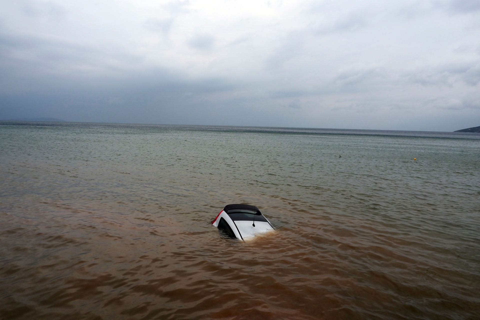 Milina in Griechenland: Ein Auto ist fast vollständig versunken.