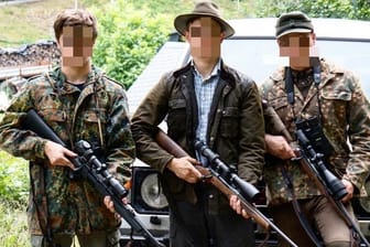 Zwei der SΓΆhne von H. mit einem weiteren Kameraden: Im Internet posiert die Familie gerne mit Waffen. Zwei der SΓΆhne von H. mit einem weiteren Kameraden: Im Internet posiert die Familie gerne mit Waffen.