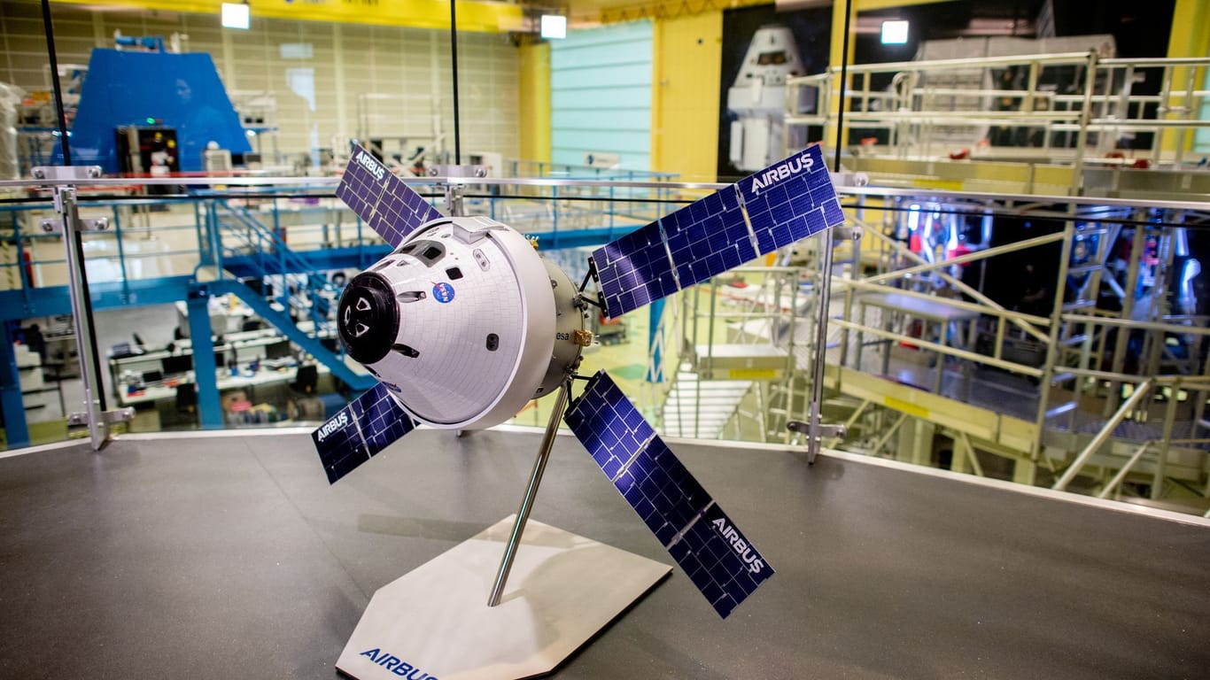 Ein von Airbus entwickelter Satellit steht im Gebäude der ArianeGroup vor dem sogenannten Cleanroom, einem Reinraum für die Montage von Elementen für die Raumfahrt.