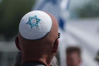 Ein Mann trägt eine Kippa (Symbolbild): Wird jüdisches Leben in Deutschland ausreichend geschützt?