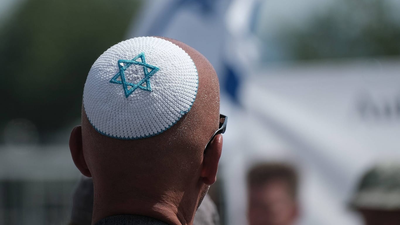 Ein Mann trägt eine Kippa (Symbolbild): Wird jüdisches Leben in Deutschland ausreichend geschützt?