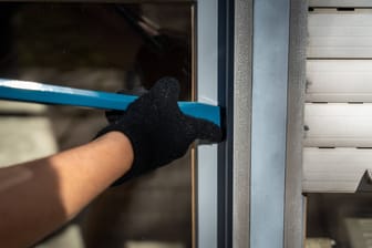 Dieb versucht, Tür aufzuhebeln (Symbolfoto): In Norderstedt sind Diebe beim Einbruch gescheitert.