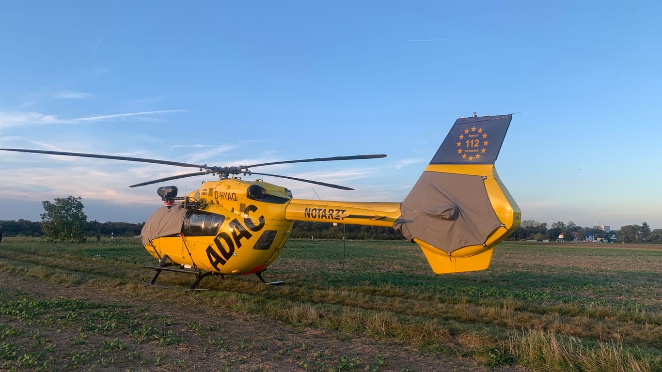 Gelber Hubschrauber der ADAC muss im Feld bei Mainz notlanden.
