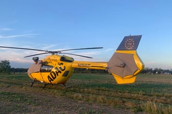 Gelber Hubschrauber der ADAC muss im Feld bei Mainz notlanden.