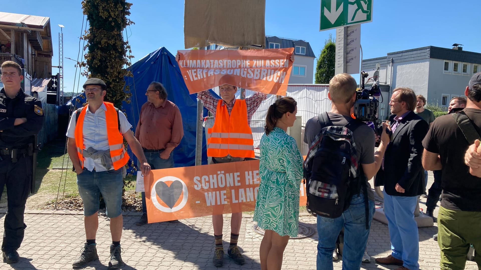 Außen gehen die Proteste der Aktivisten weiter.