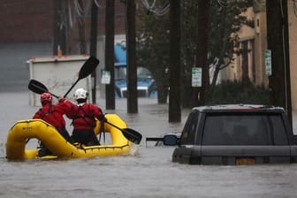 Rettungsboot in New York: Der Regen soll noch bis Samstag anhalten.