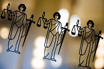 Die Justitia ist an einer Scheibe am Eingang zum Oberlandesgericht zu sehen (Symbolbild): Im Fall des Maisfeld-Mordes soll ein Serienmörder als Zeuge aussagen.