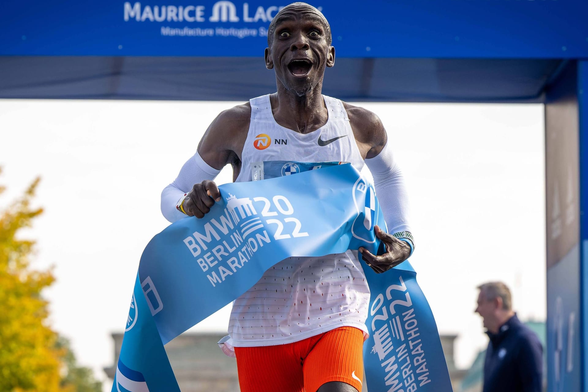 Siegte letztes Jahr zum vierten Mal in Berlin: Eliud Kipchoge beim Zieleinlauf 2022.