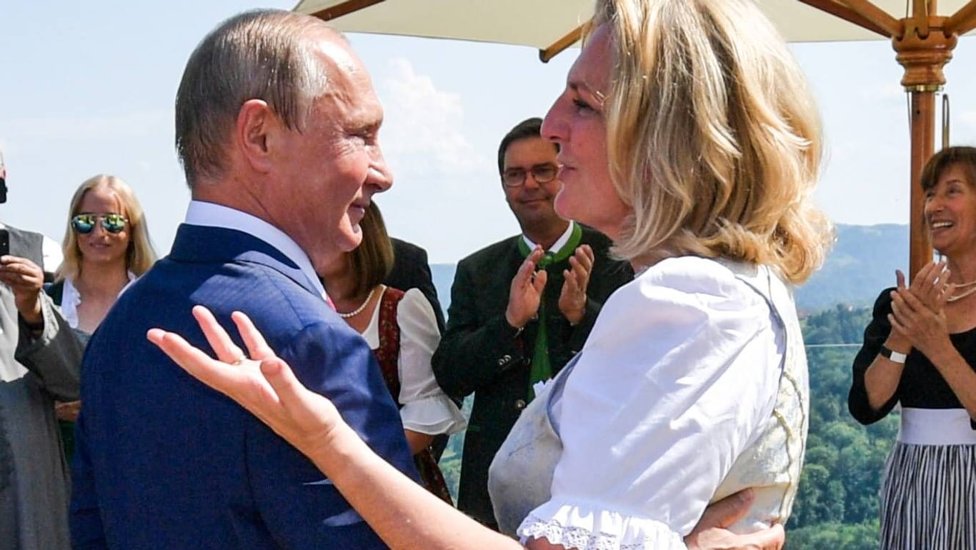 Wladimir Putin und Karin Kneissl (Archivbild): Die ehemalige österreichische Außenministerin lud den russischen Präsidenten 2018 zu ihrer Hochzeit ein.