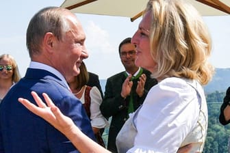 Wladimir Putin und Karin Kneissl (Archivbild): Die ehemalige österreichische Außenministerin lud den russischen Präsidenten 2018 zu ihrer Hochzeit ein.