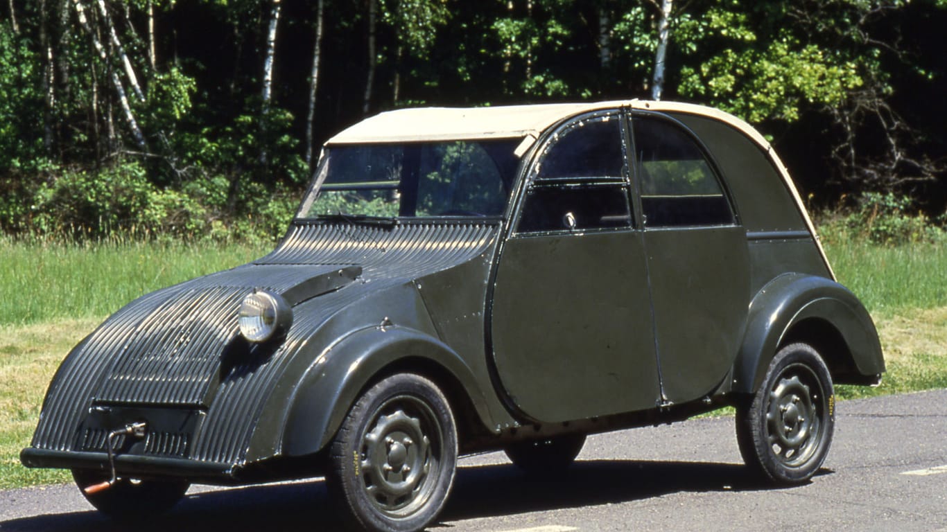 Der Ursprung: Zum Pariser Salon soll der „TPV“ („Toute Petite Voiture“) debütieren, allerdings verhindert der Ausbruch des Zweiten Weltkriegs die Präsentation dieser Urform des Citroën 2 CV.