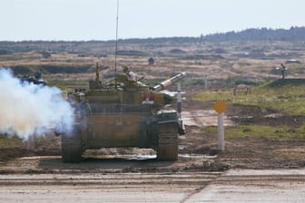Ein serbischer Panzer bei einer Übung (Symbolbild): Die USA sind besorgt über einen Truppenaufmarsch an der Grenze zu Kosovo.