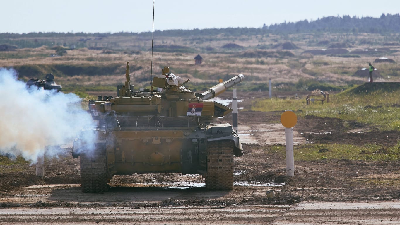 Ein serbischer Panzer bei einer Übung (Symbolbild): Die USA sind besorgt über einen Truppenaufmarsch an der Grenze zu Kosovo.
