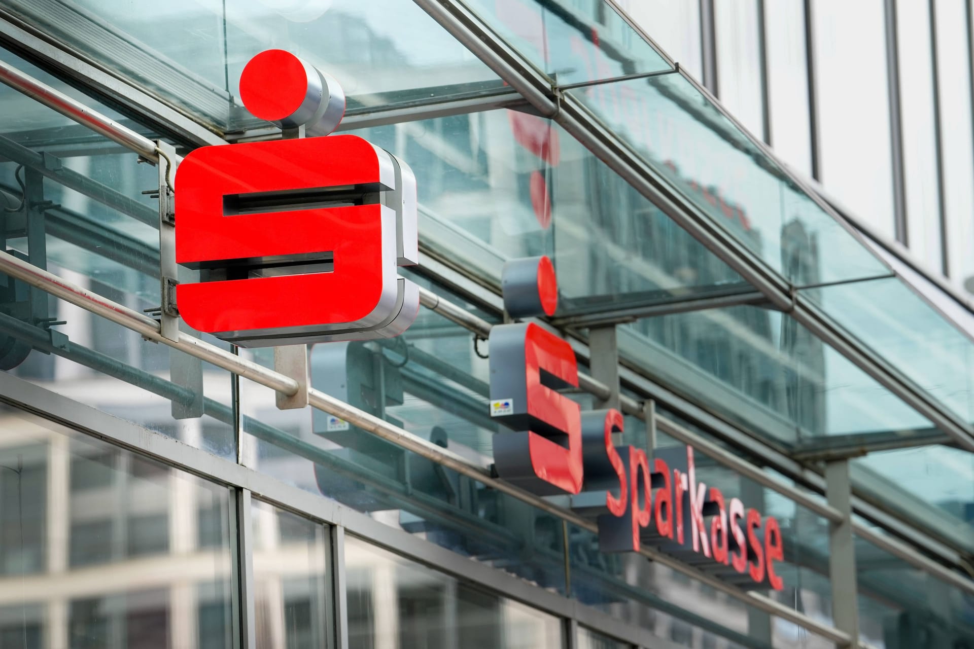 Sparkassen-Logo: Vor allem regionale Banken knausern bei den Zinsen.