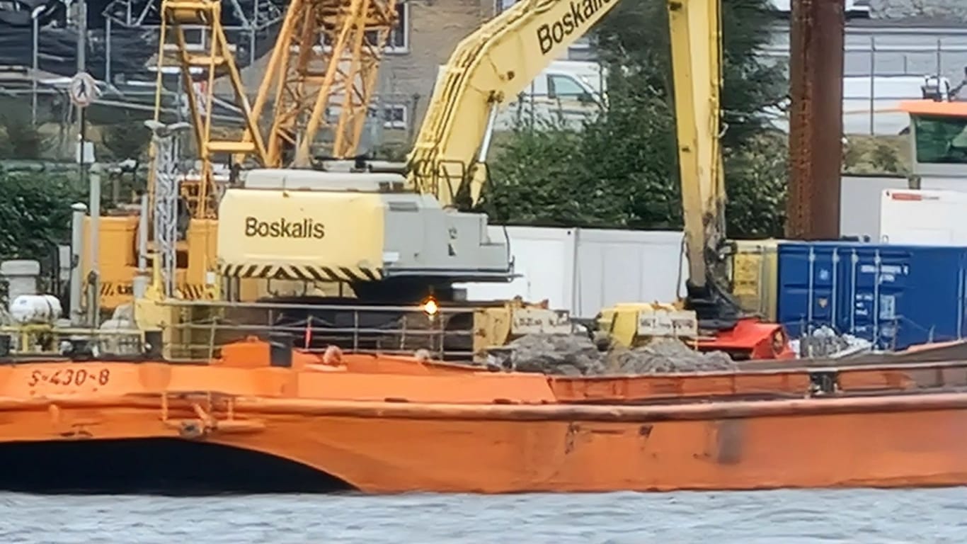 Eine Fliegerbombe im Hamburger Hafen ist bei Arbeiten entdeckt worden: Der Kampfmittelräumdienst ist vor Ort und bereitet eine Entschärfung vor.