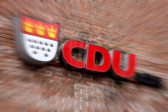 Logo der CDU an der Parteizentrale in der Kölner Innenstadt: Die Kreisgeschäftsstelle der Partei wurde am Freitag demoliert.