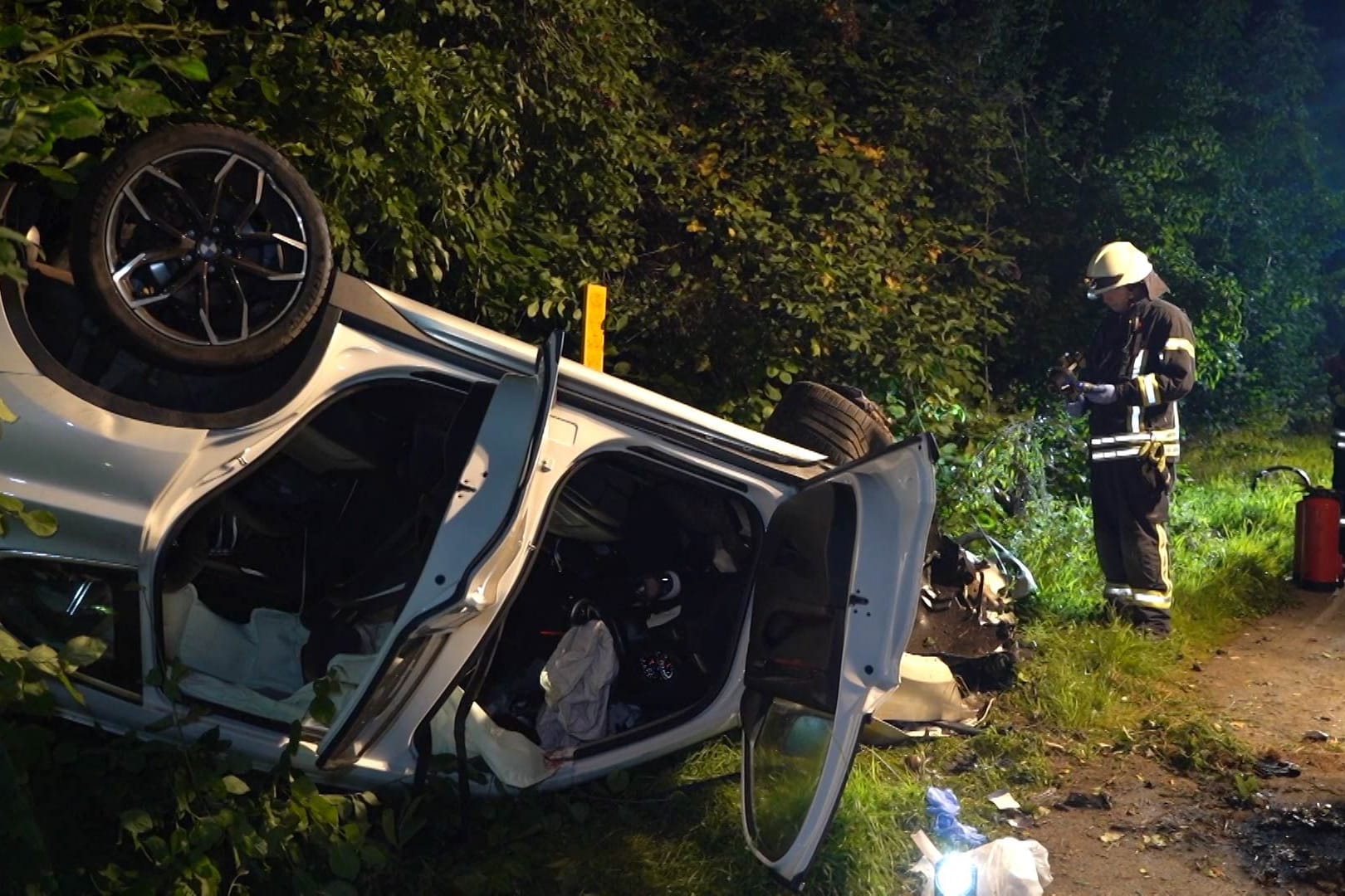 Schwerer Autounfall auf der A2: Das Auto eines 64-Jährigen schleuderte rund 100 Meter durch die Luft.