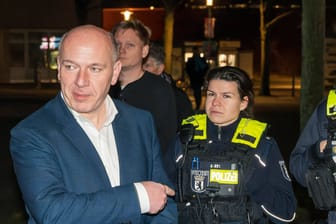 Berlins Regierender Bürgermeister mit Polizisten (Archivfoto): Der CDU-Mann fällt mit einer Aussage auf.