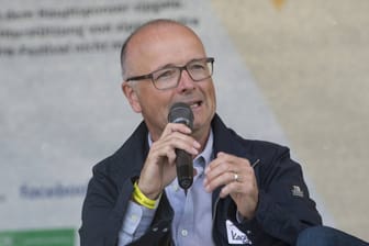 Karsten Schwanke bei einer Veranstaltung (Archivbild): Der Meteorologe sieht sich zunehmend Anfeindungen ausgesetzt.