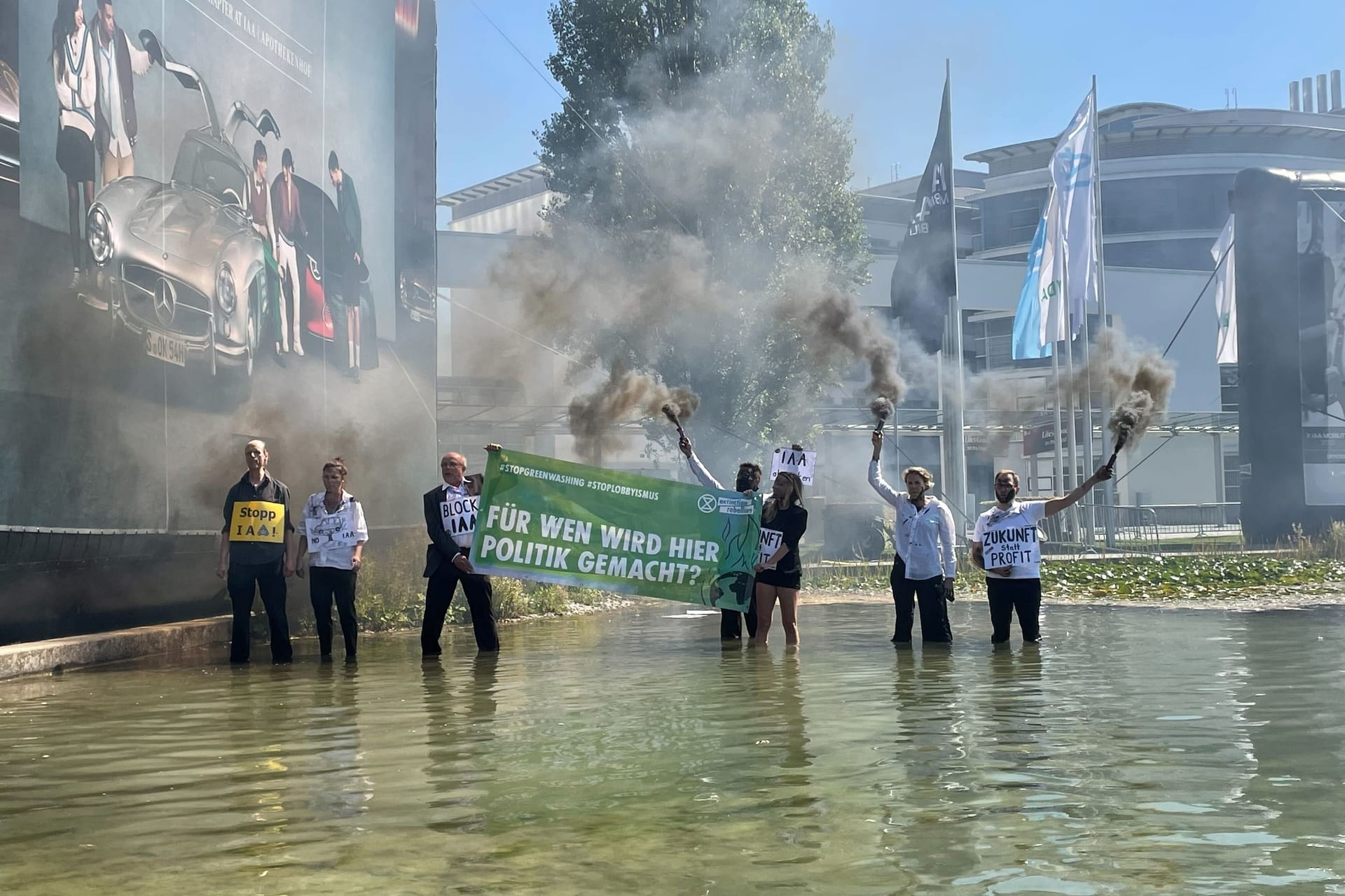 Mitglieder der Umweltschutzbewegung Extinction Rebellion protestieren vor der IAA.