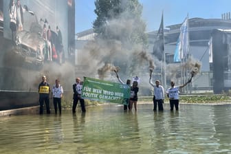 Mitglieder der Umweltschutzbewegung Extinction Rebellion protestieren vor der IAA.