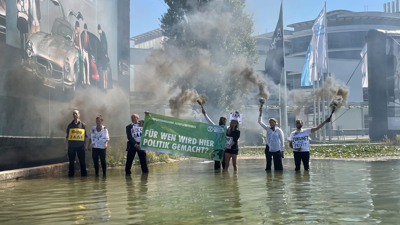 Mitglieder der Umweltschutzbewegung Extinction Rebellion protestieren vor der IAA.