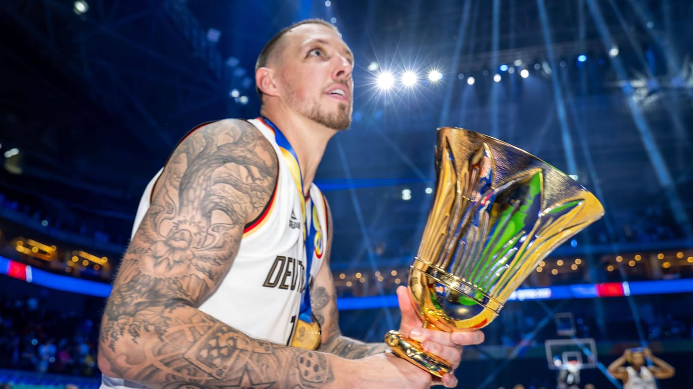 Daniel Theis mit dem WM-Pokal: Ganz Deutschland gratuliert den Basketballern zum WM-Titel.