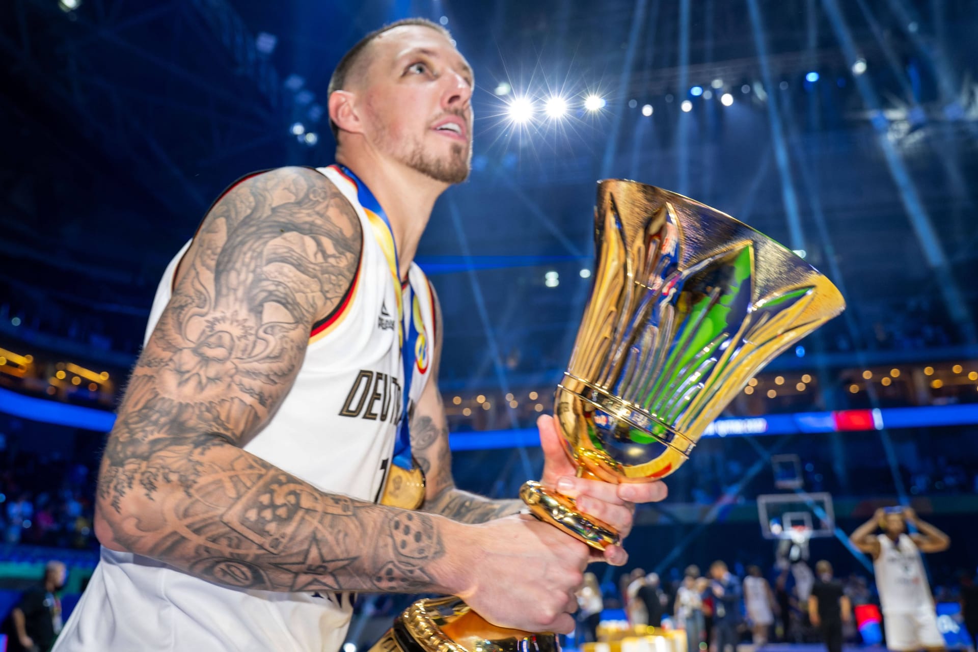 Daniel Theis mit dem WM-Pokal: Ganz Deutschland gratuliert den Basketballern zum WM-Titel.