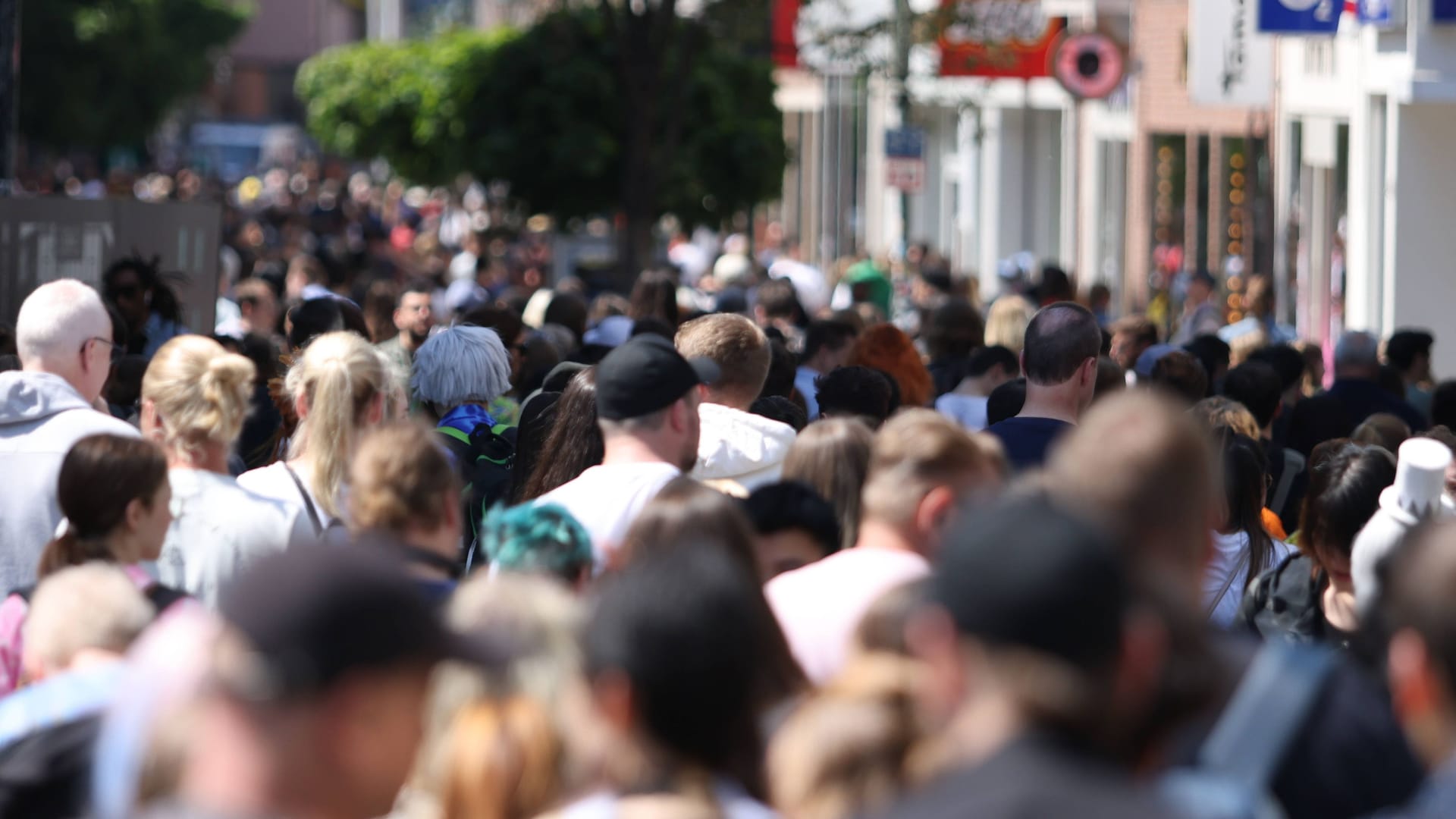 Fußgängerzone in Düsseldorf: Ärzte warnen, dass vulnerable Gruppen nicht mehr vor Corona geschützt werden können.