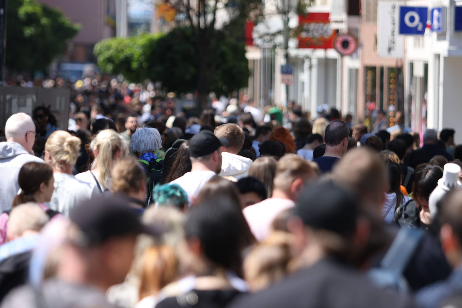 Fußgängerzone in Düsseldorf: Ärzte warnen, dass vulnerable Gruppen nicht mehr vor Corona geschützt werden können.