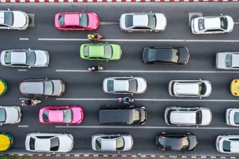 Autos stehen auf einer Autobahn im Stau: Sie halten sich für einen Auto-Experten? Finden Sie es in diesem Quiz heraus!
