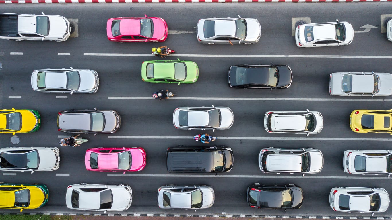 Autos stehen auf einer Autobahn im Stau: Sie halten sich für einen Auto-Experten? Finden Sie es in diesem Quiz heraus!