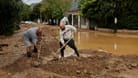 Männer versuchen den Schlamm zu beseitigen: Die Stadt Volos wurde erneut von einem Sturm heimgesucht.