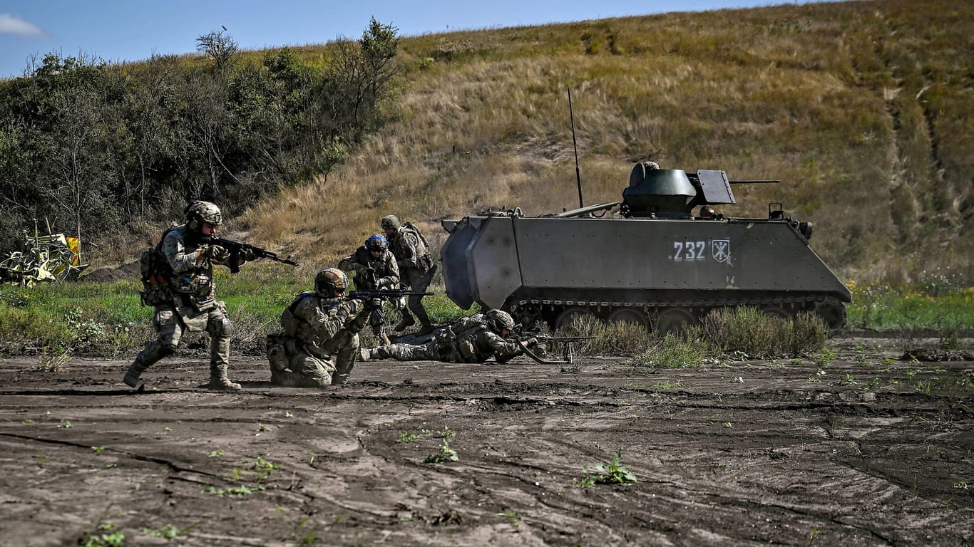 Ukrainische Soldaten bei der Infanterie-Ausbildung (Symbolbild): Einige berichten über schlechte Erfahrungen im Westen.