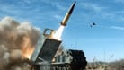 Eine Atacms-Rakete wird abgeschossen: Die USA werden der Ukraine nun doch eine kleine Stückzahl dieser Waffe liefern.
