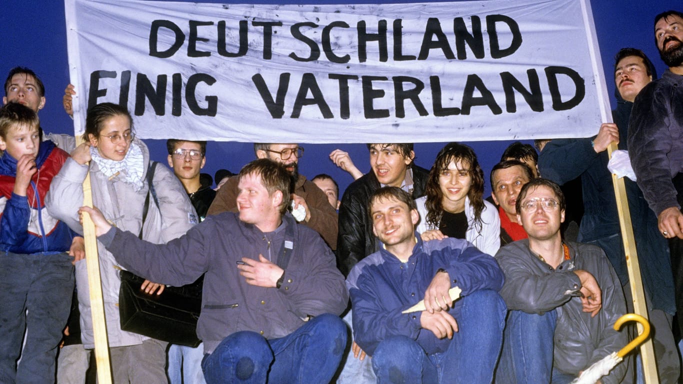 Berlin feiert die Maueröffnung im November 1989, hier am Brandenburger Tor