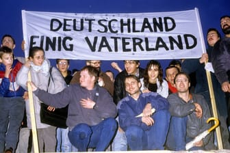 Berlin feiert die Maueröffnung im November 1989, hier am Brandenburger Tor