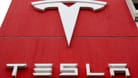 Tesla-Logo (Symbolbild): Bei dem Autobauer sollen Schwarze Mitarbeiter belästigt worden sein.