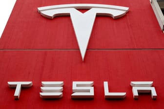 Tesla-Logo (Symbolbild): Bei dem Autobauer sollen Schwarze Mitarbeiter belästigt worden sein.