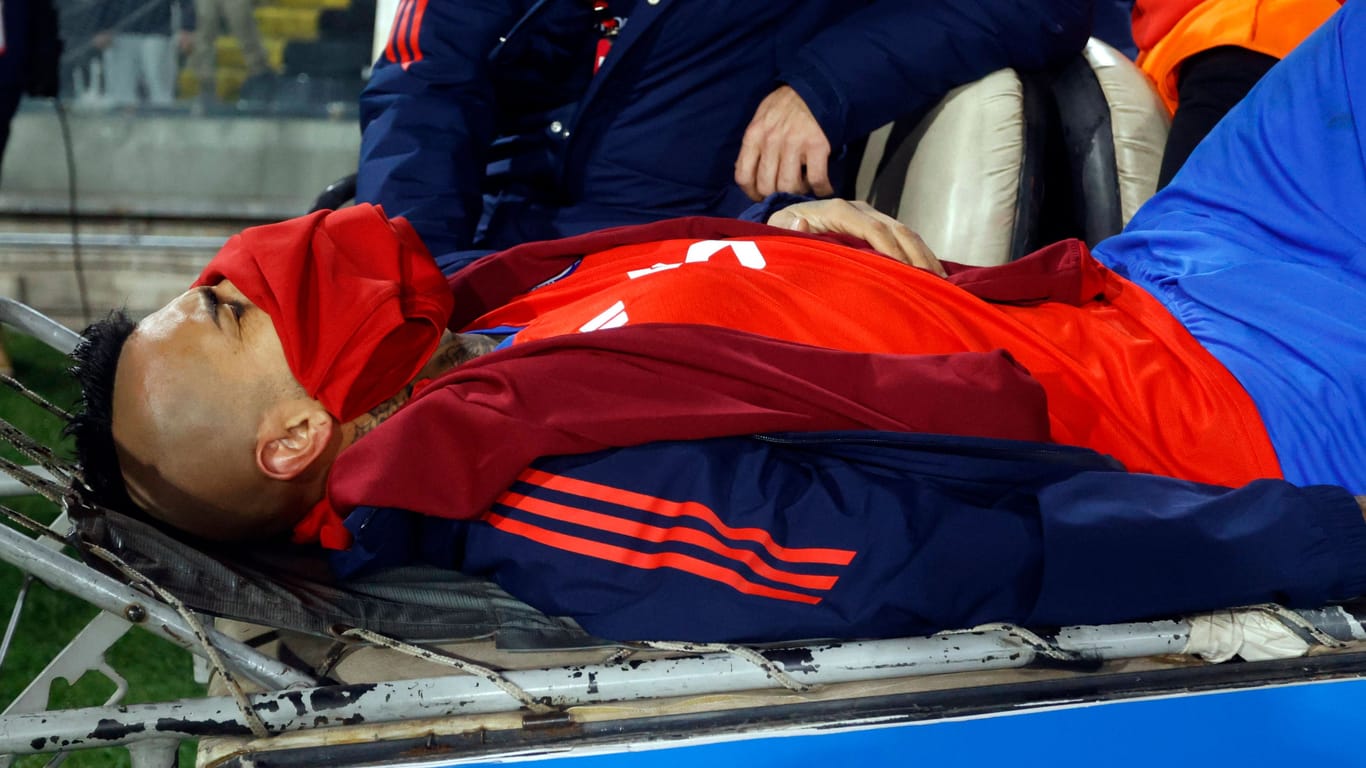 Arturo Vidal wird vom Platz gefahren: Im Spiel der chilenischen Nationalmannschaft zog er sich eine Verletzung zu.