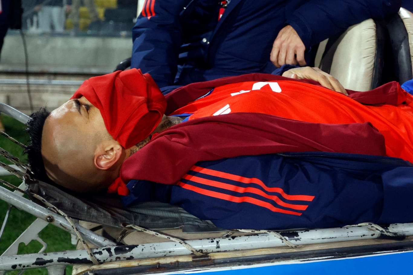 Arturo Vidal wird vom Platz gefahren: Im Spiel der chilenischen Nationalmannschaft zog er sich eine Verletzung zu.
