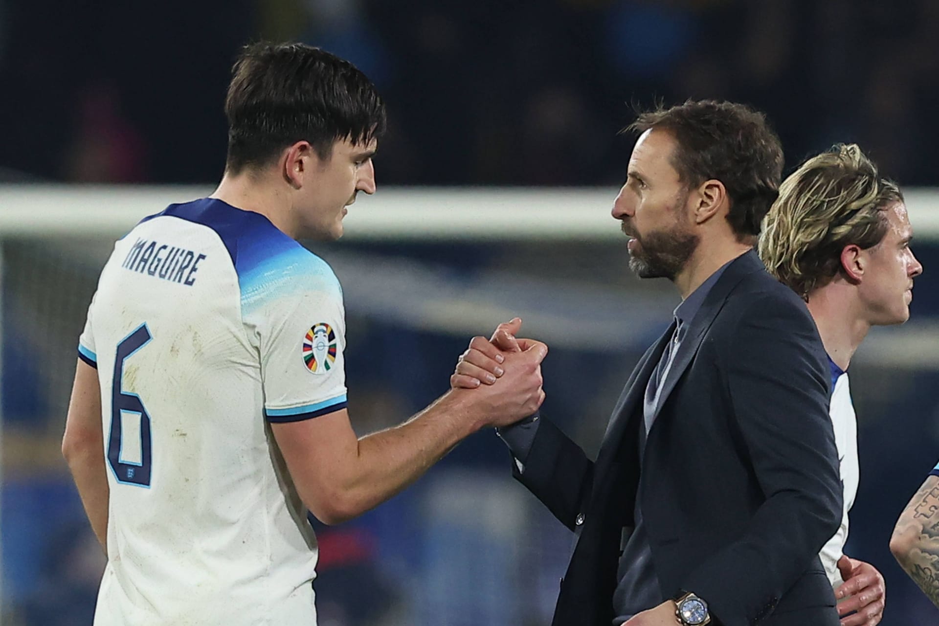 Gareth Southgate (rechts) mit Harry Maguire: Dem Verteidiger unterlief gegen Schottland erneut ein Missgeschick.