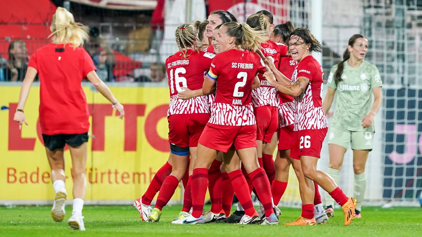 Freiburgs Spielerinnen jubeln über den Last-Minute-Treffer zum 2:2 gegen den FC Bayern.