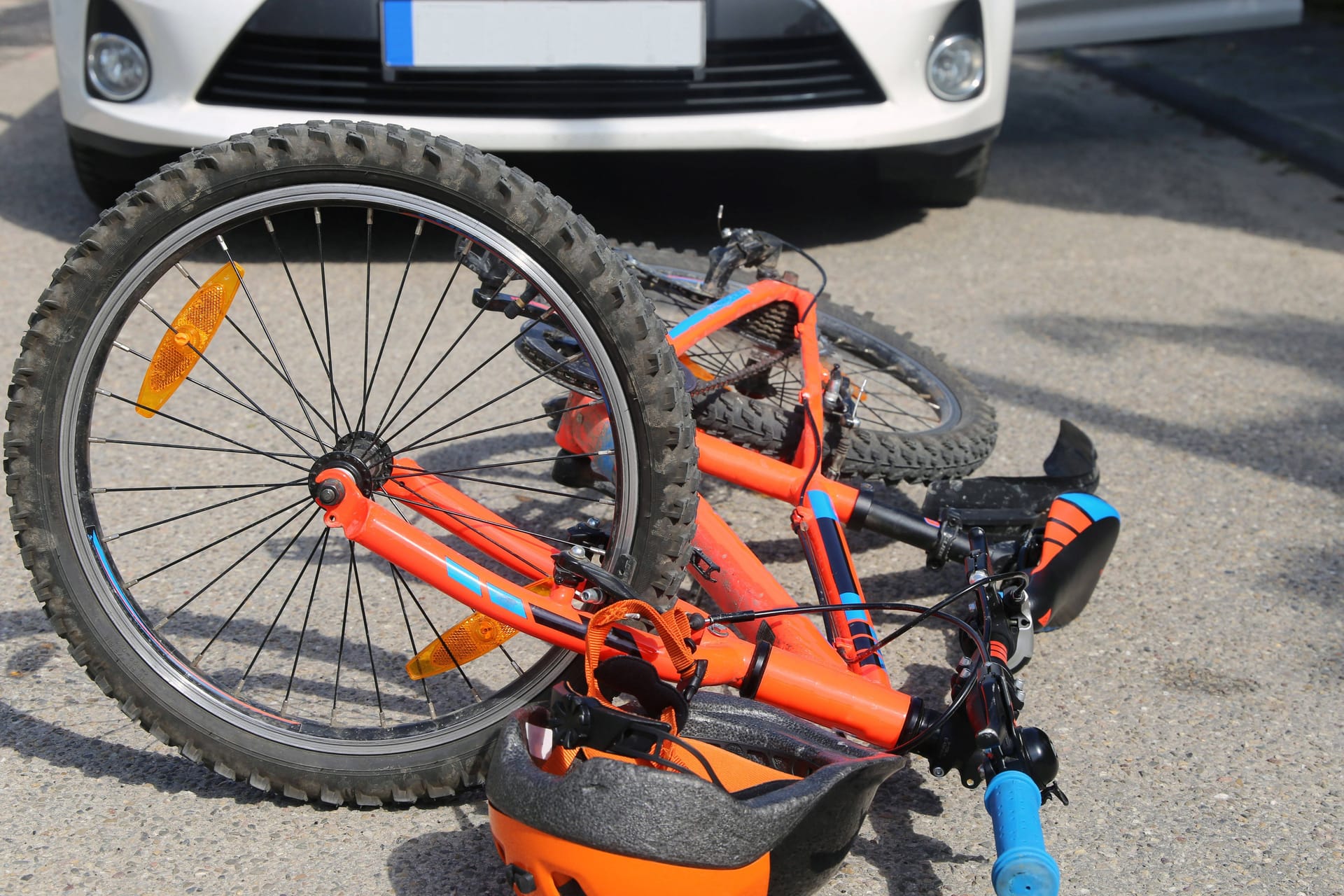 Ein Fahrrad liegt nach einem Unfall auf der Straße (Symbolbild): In Pulheim wurde ein Junge von einem Lkw erfasst.