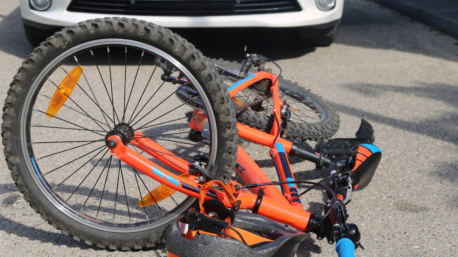 Ein Fahrrad liegt nach einem Unfall auf der Straße (Symbolbild): In Pulheim wurde ein Junge von einem Lkw erfasst.