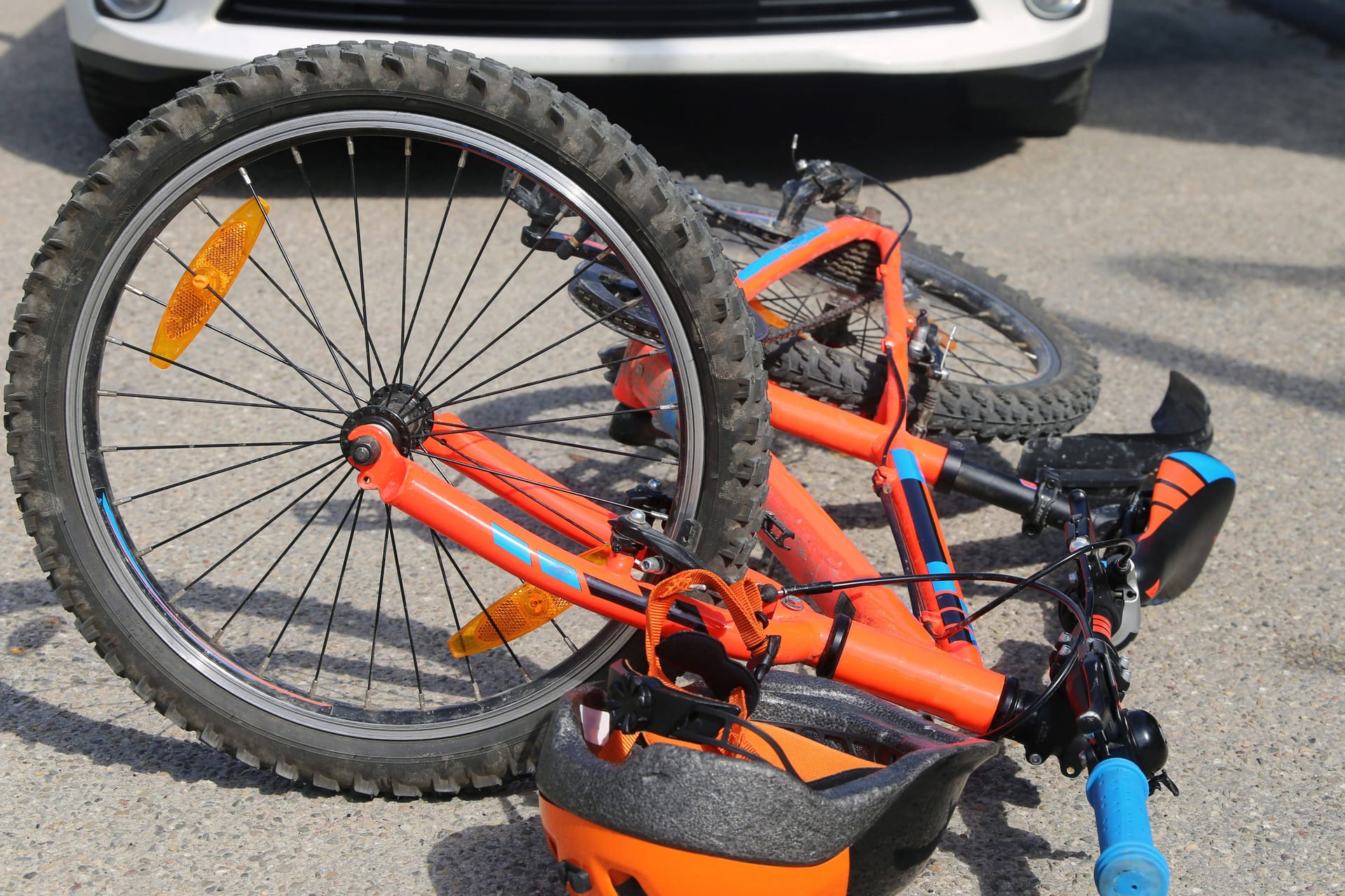 Ein Fahrrad liegt nach einem Unfall auf der Straße (Symbolbild): In Pulheim wurde ein Junge von einem Lkw erfasst.