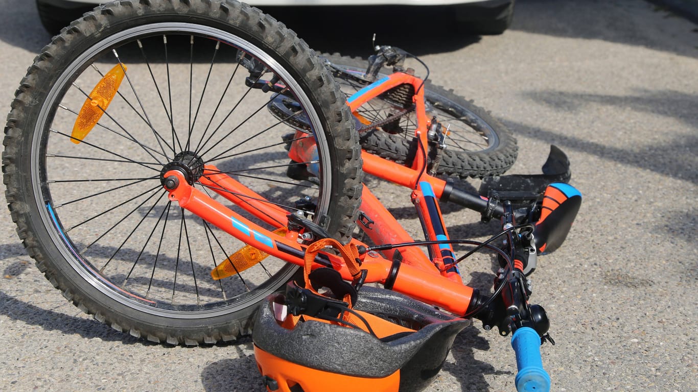 Ein Fahrrad liegt nach einem Unfall auf der Straße (Symbolbild): In Pulheim wurde ein Junge von einem Lkw erfasst.