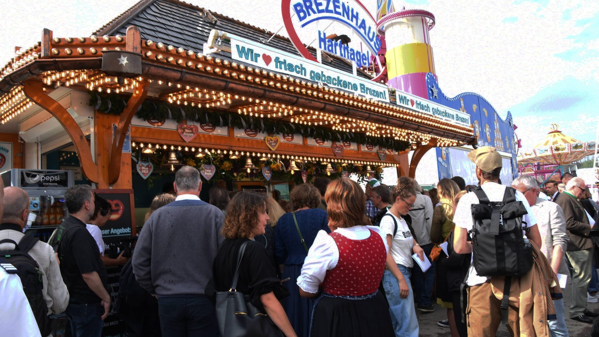 Der Stand der Hartnagels steht direkt neben der Alpenbahn.